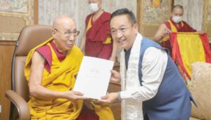 मुख्‍यमंत्री गोले ने बौद्ध धर्मगुरु दलाई लामा से की मुलाकात