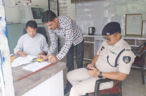 जोरथांग एसडीएम ने पेट्रोल पंपों का किया दौरा