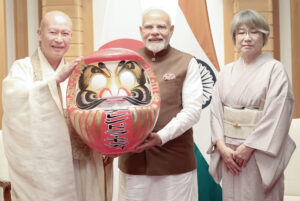 पीएम मोदी को जापान में भेंट की गई दारुमा डॉल
