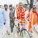 साइकिल से नामांकन करने पहुंचे मंत्री जीवेश मिश्रा
