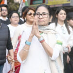 आयोग अपने ही 20 वर्षों के वैधानिक सुधारों की अनदेखी कर रहा है : ममता बनर्जी