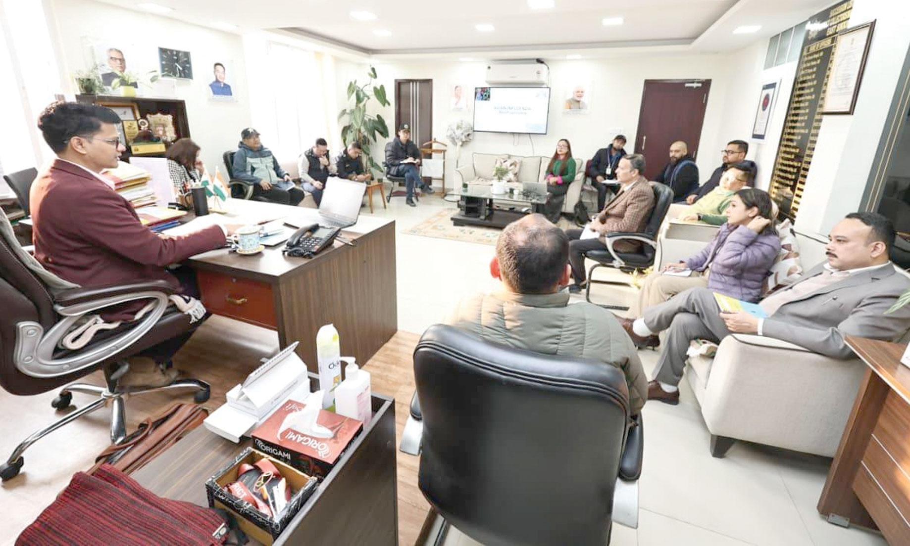 पूर्व जिले की समस्याओं को लेकर हुई समीक्षा बैठक