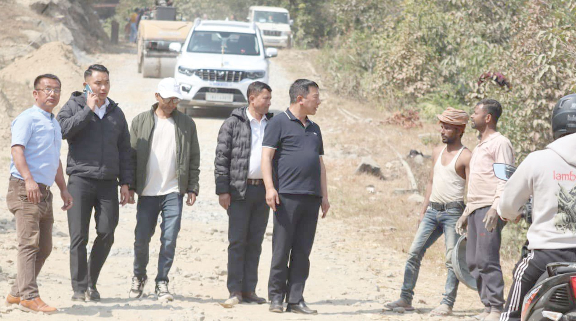 मंत्री Tshering T. Bhutia ने सड़क ब्लैकटॉपिंग कार्य का किया निरीक्षण