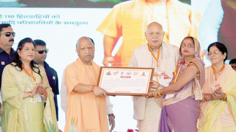 सीएम योगी ने 136 परिवारों को दिया पुनर्वास का तोहफा, बोले- डबल इंजन की सरकार जाति के चश्मे से किसी को नहीं देखती