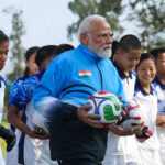 पीएम मोदी युवाओं के संग मैदान में उतरे, खेली फुटबॉल