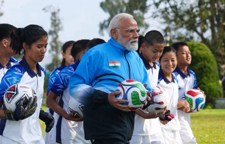 पीएम मोदी युवाओं के संग मैदान में उतरे, खेली फुटबॉल