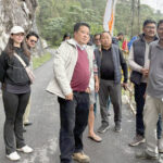 जिलाधिकारी ने तिकजेक क्लिफ पर सुरक्षा अवरोधों का किया निरीक्षण