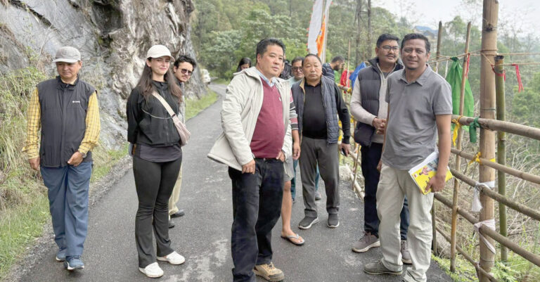 जिलाधिकारी ने तिकजेक क्लिफ पर सुरक्षा अवरोधों का किया निरीक्षण