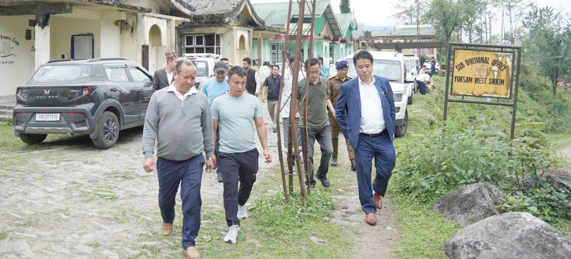 जिलाधिकारी ने एसडीएम व बीडीओ कार्यालय का किया दौरा