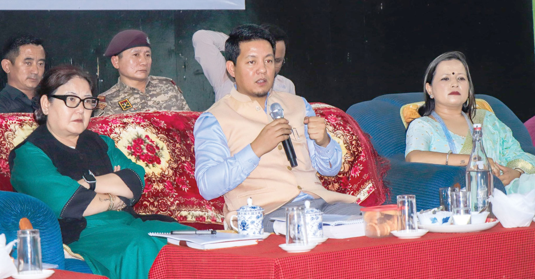 विकास के लिए रचनात्मक तरीके अपनाएं अधिकारी : सांसद इंद्र हांग सुब्बा सुब्बा