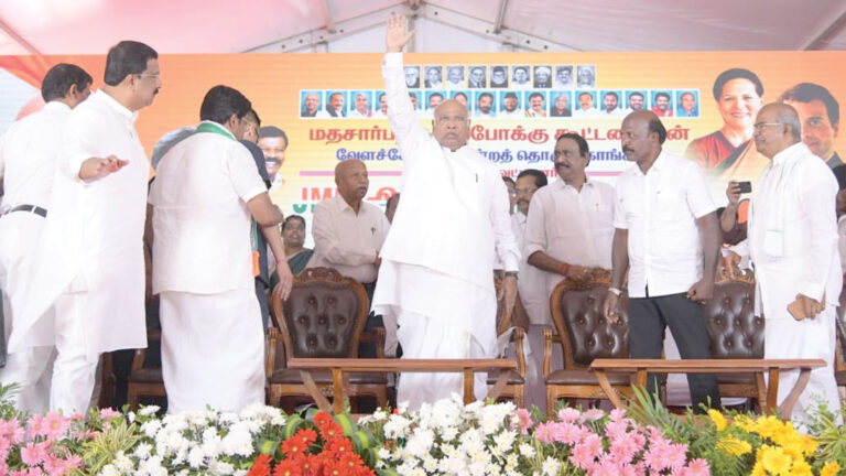 मोदी मनुस्मृति और चतुर्वर्ण में विश्वास रखते हैं : खड़गे