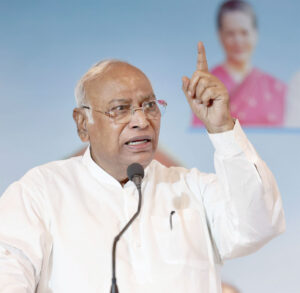 खड़गे के बयान से सियासत गरम, चुनाव आयोग ने थमाया नोटिस