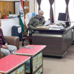 मॉडल सोलर विलेज के क्रियान्वयन को जिलाधिकारी ने की बैठक