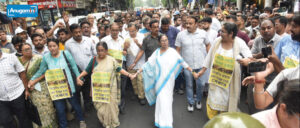 फेरीवालों के पक्ष में उतरीं ममता, बोलीं- गरीबों के सपनों को कुचला जा रहा है
