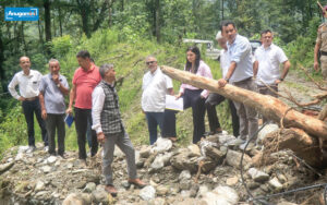 जिलाधिकारी ने सौरैनी वार्ड के प्रभावित इलाकों का किया दौरा