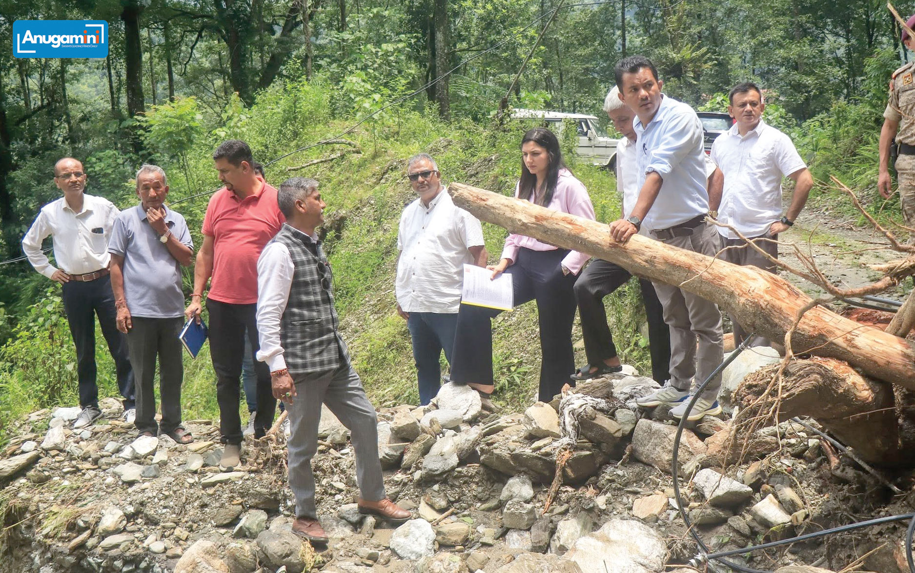 जिलाधिकारी ने सौरैनी वार्ड के प्रभावित इलाकों का किया दौरा