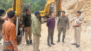 तरुम छू में सड़क बहाली कार्य का एसडीएम ने किया निरीक्षण