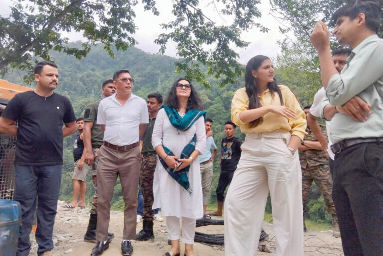 भूस्खलन प्रभावित क्षेत्र का डीसी परी बिश्नोई ने किया निरीक्षण