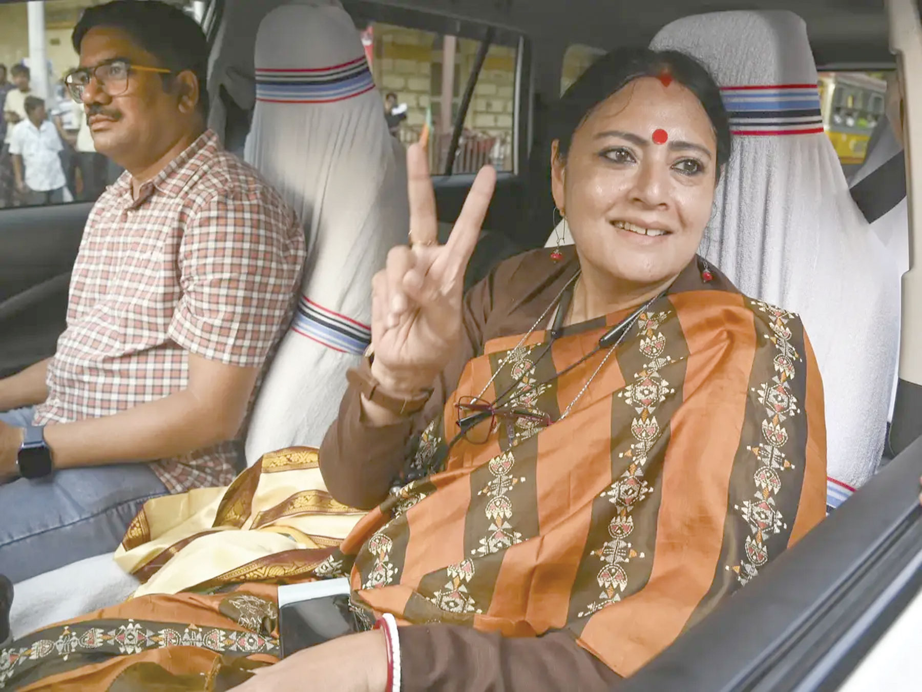 महिला को फुटपाथ से हटाने पर विवाद, अग्निमित्रा पॉल ने दी सफाई