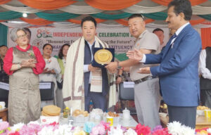 आजादी के जश्न में फुटबॉल का जोश, 16 टीमों की भिड़ंत शुरू