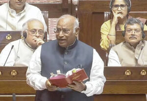 हम जनता के मुद्दे उठा रहे हैं, सरकार जवाब दे : खड़गे