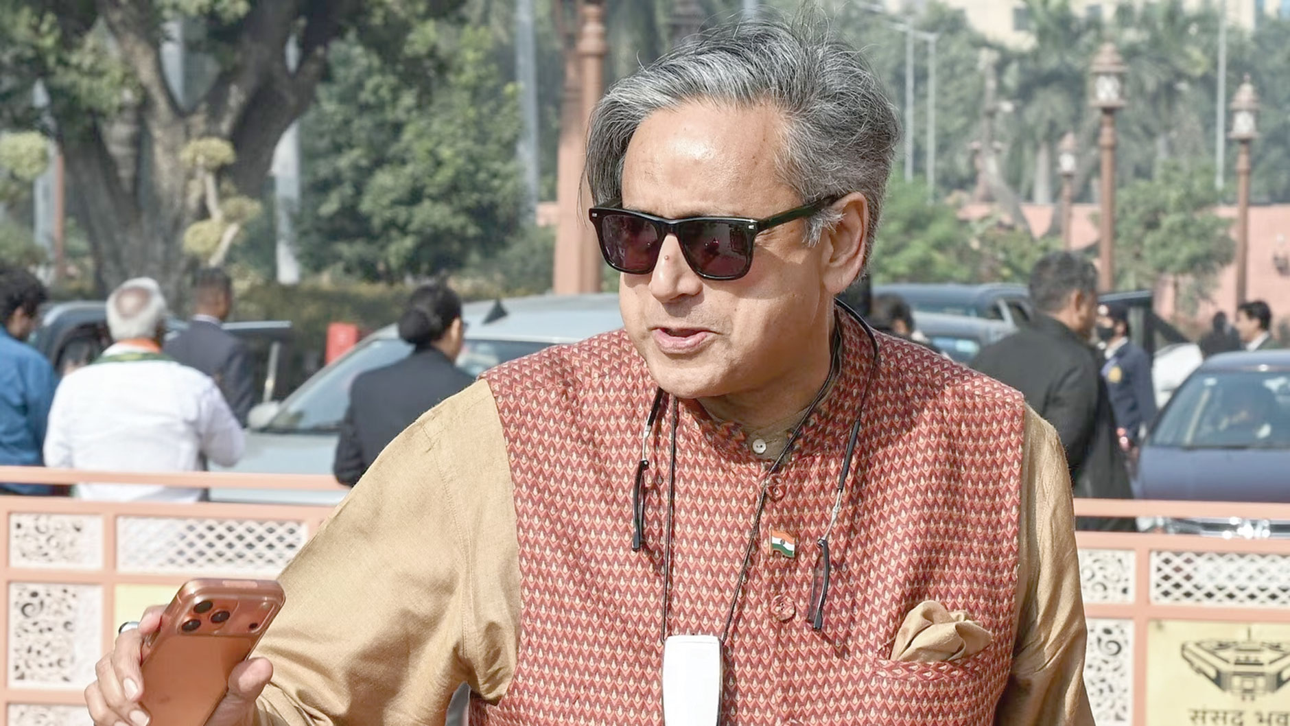 एफसीआरए संशोधन बिल का विरोध करें विपक्ष: शशि थरूर