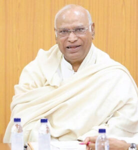प्रदर्शनकारियों की हिरासत पर भड़के खड़गे, बोले- लोकतंत्र पर हमला बर्दाश्त नहीं